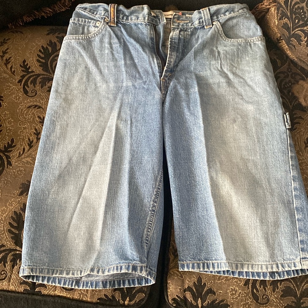 These are Levi’s workwear Jean shorts, being the size regular 18.
